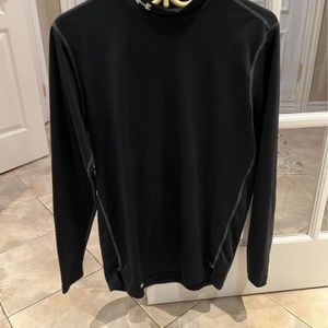 Men’s MEDIUM Under Armour cold gear shirt under garment